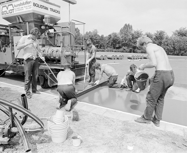 882355 Afbeelding van het leggen van een kunststoflaag op de Atletiekbaan Overvecht (1e Polderweg 7) te Utrecht.N.B. ...